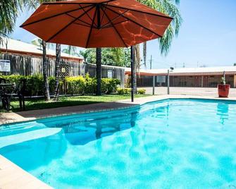 Clermont Country Motor Inn - Clermont - Piscina