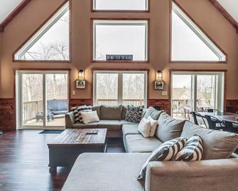 Mt. Top Rustic Chalet in Eagle Rock Resort. - Hazleton - Living room