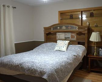 3 bed 2 bath Home 11 miles from Atlantic Ocean - Beaufort - Bedroom