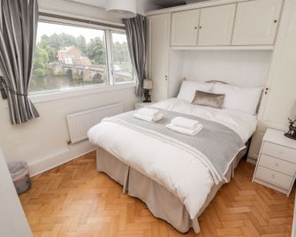 Dee Heights Penthouse - Chester - Bedroom