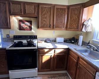 Peaceful home on the NJ Delaware canal tow path, blocks away to town. - Lambertville - Kitchen