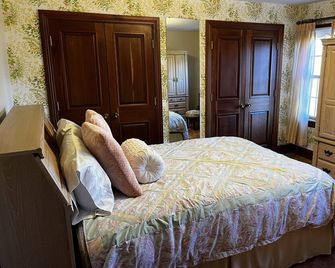 Relaxing vineyard estate with views and wildlife. Trails, trees and tributaries! - Fort Wayne - Bedroom