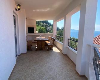 Seaside secluded apartments Cove Tvrdni Dolac, Hvar - 12655 - Gdinj - Balcón