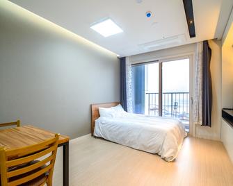 Sokcho Daemyeong Samsung Home Prestige Pension - Sokcho - Bedroom
