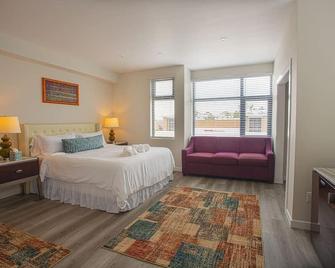 Comfy Studio with Cali King Size Mattress - San Diego - Bedroom