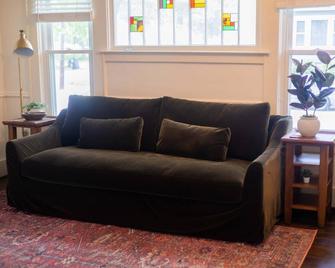 2-bedroom vacation home just 17 minutes drive to Ford Field - Royal Oak - Living room