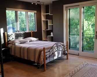 25-Bed, Amenity-Rich Estate in a Private Forest - Mount Pleasant - Bedroom