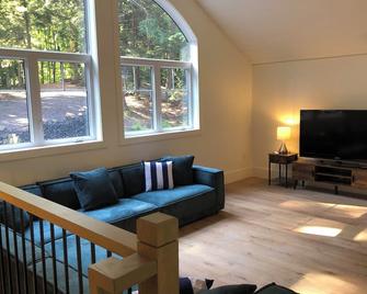 Villa Bella Muskoka - Your private executive escape to tranquil beauty - Mactier - Living room