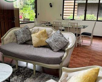 Luntin Log Cabin in Tagaytay - Tagaytay - Sala de estar