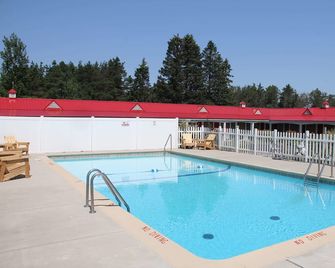 Mackinac Lake Trail Motel - מקינאו סיטי - בריכה
