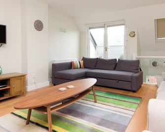 This apartment is just a short walk from the centre of Salcombe. - Thurlestone - Living room