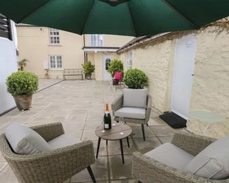 Clementine Cottage - Tenby - Innenhof