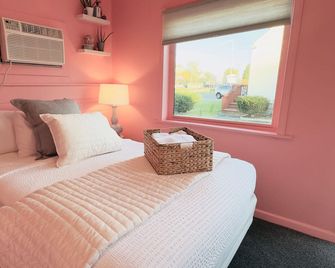 Cocktail Cabin Themed Guest Room - Sandusky
