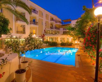 Fortezza Hotel - ריתימנו - בריכה