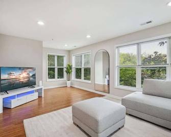 Luxury 4 Bed 5 Bath Penthouse with Rooftop Downtown Views - Minneapolis - Living room