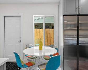 Sunset Bliss - Stylish 1B Retreat in Ft Lauderdale - Fort Lauderdale - Dining room