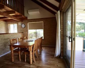 Riverscape Cottage No.7 - Riverscape - unit 7 with views over the Blackwood River - Augusta - Jadalnia