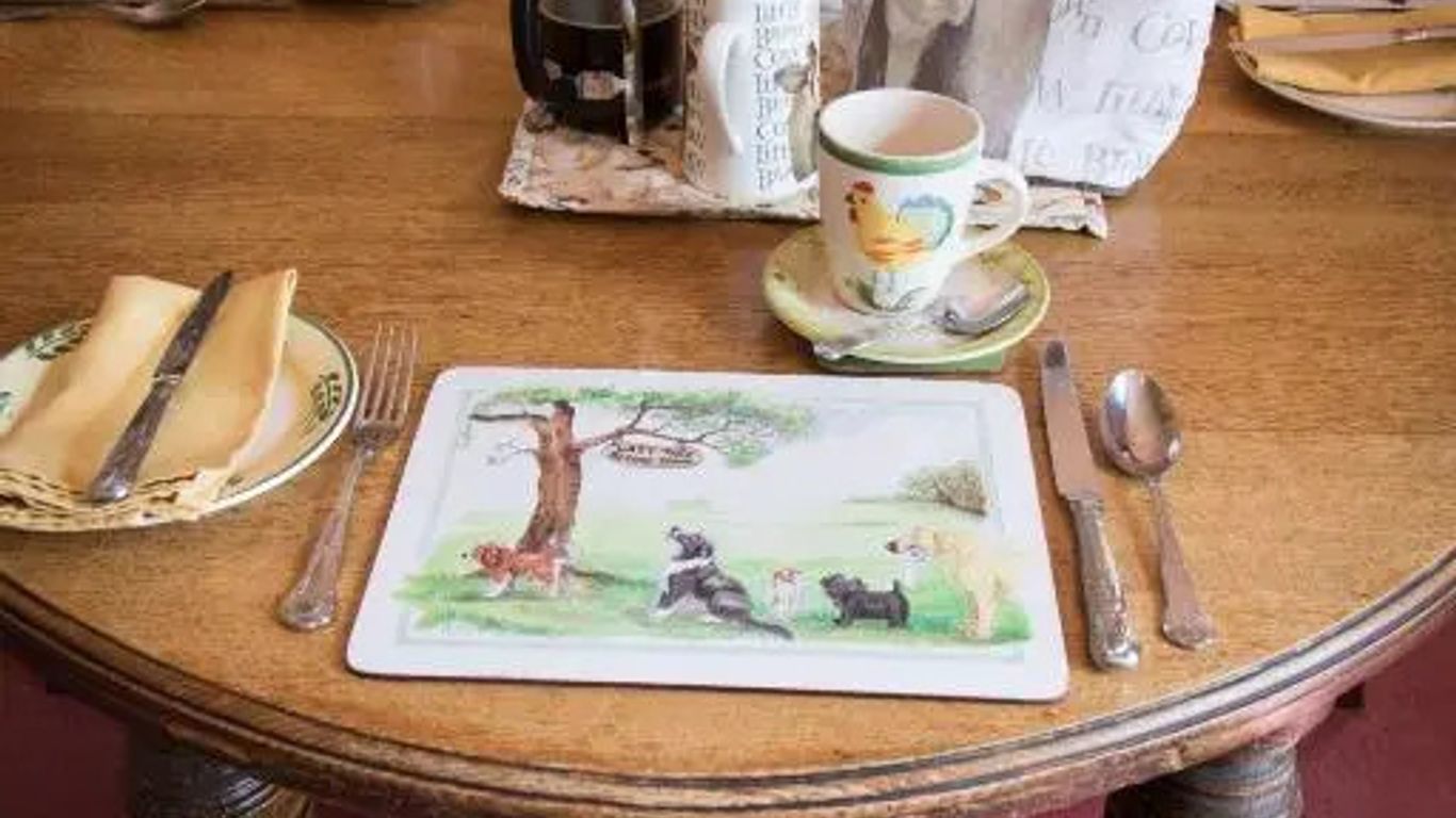 Whitehouse Country House