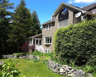 Sunny , cozy 1-bedroom, wooded, private, central Island location, close to ocean - Bar Harbor - Building