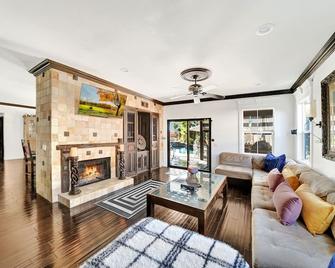 Vino Villa Large home Sleeps 10! Large Salt water pool/spa - Murrieta - Wohnzimmer
