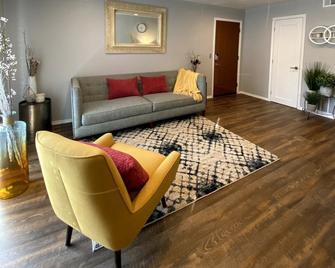 Evie's Campus-close 2 bedroom luxury - Norman - Living room