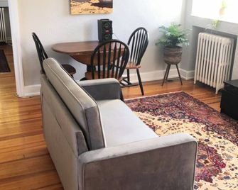Charming Carriage house apartment in prime location + Free Parking - Wynnewood - Living room