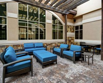 هوم وودن سويتس باي هيلتون بويس - بويز - شرفة مرصوفة