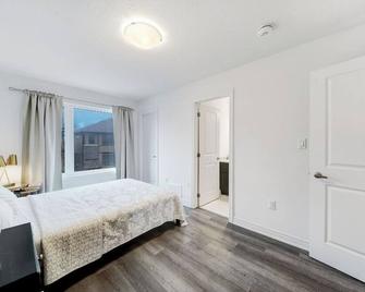 Whole House 4 BR 3.5 WR, 2 km to H.W 403 & Downtown - Paris - Bedroom