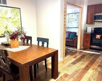 Cozy Mountain Retreat, 9 Min to Sierra Slopes, Sleeps 6 - Echo Lake - Dining room