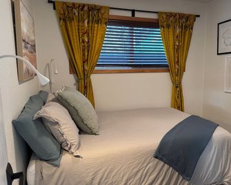 Fillabuster Bay, No gridlock, just endless relaxation! Enjoy beautiful sunsets! - Yachats - Bedroom