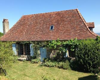 Writer Retreat, Tranquil Stone Farmhouse, Views, Ancient Barns, Rose Garden - Loubressac - Gebäude