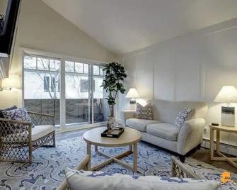 Lovely in every way, your new Anchorage retreat - Anchorage