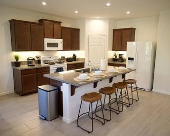 New 3B Home / near Sequoia, EV, +More - Visalia - Küche