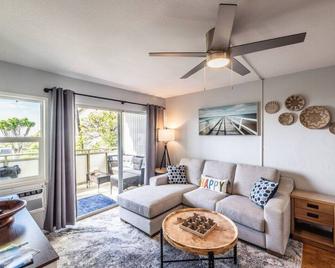 Downtown Kona Getaway | Ocean Views, Pool & Walk to Everything! - Kailua-Kona - Pokój dzienny