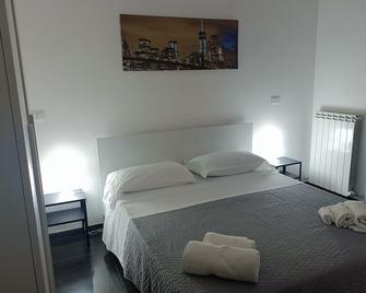 Cozy 2-bedroom corporate apartment in welcoming Cosenza with WiFi - Cosenza - Habitación