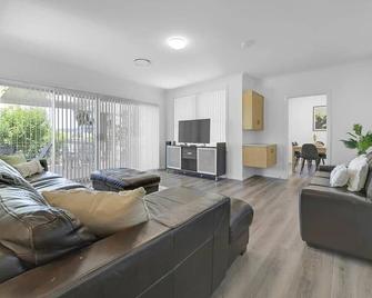 The Family Retreat - Near Mt Panorama & Racecourse - Bathurst - Living room