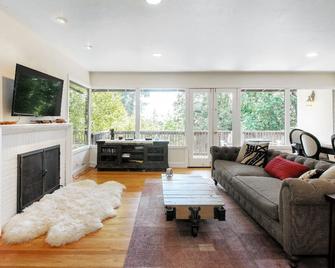 Landmark North Berkeley Home - Berkeley - Living room