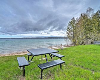 Day Trips to Boyne Mtn! Cabin Near Lake Charlevoix - Charlevoix