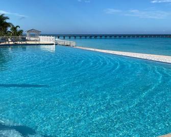 Paradise Found! Cozy 2-bedroom condo with AC and WiFi in fabulous Bimini Bay - Bailey Town - Piscina