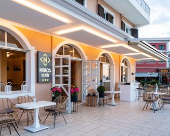 نيريكوس هوتل - Lefkáda - شرفة مرصوفة