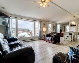 The Blue Whale Cottage- Beautiful Views and Hot Tub - Saint Martins - Living room