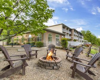 Best Western Plus River Escape Inn & Suites - Dillsboro - Innenhof