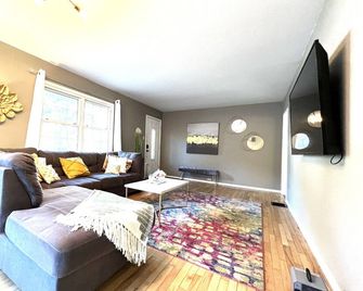 Adorable Comfy 4Bd3Ba Cottage walk to Purdue with Game Arcade + Ping Pong Table! - West Lafayette - Living room