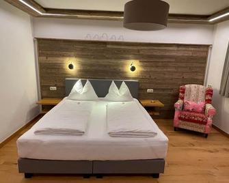 Pension und Apartment Edelweiß - הייליגנבלוט - חדר שינה