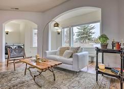 Beautiful Ranch Home with Cascade Mountain View - Powell Butte - Living room