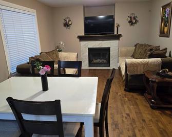 Charming 4-bedroom house with WiFi and fitness room in lovely Airdrie - Airdrie - Dining room