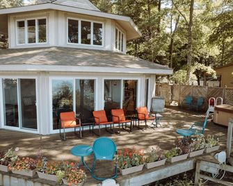 Lake Michigan Views for Miles and Hot Tub - Mears - Patio