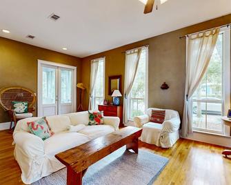 Coastal haven near the beach off scenic 30A with two pools & porch- dog-friendly - Seagrove Beach - Living room