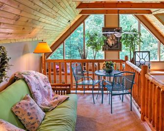 Roomy House on 2 Acres - 2 Mi to Egg Harbor Beach! - Egg Harbor - Living room
