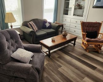 Very spacious, clean, and comfortable first floor unit. Close to major highway! - Manchester - Living room